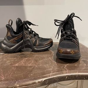 LOUIS VUITTON
Calfskin Patent Monogram LV Archlight Sneakers